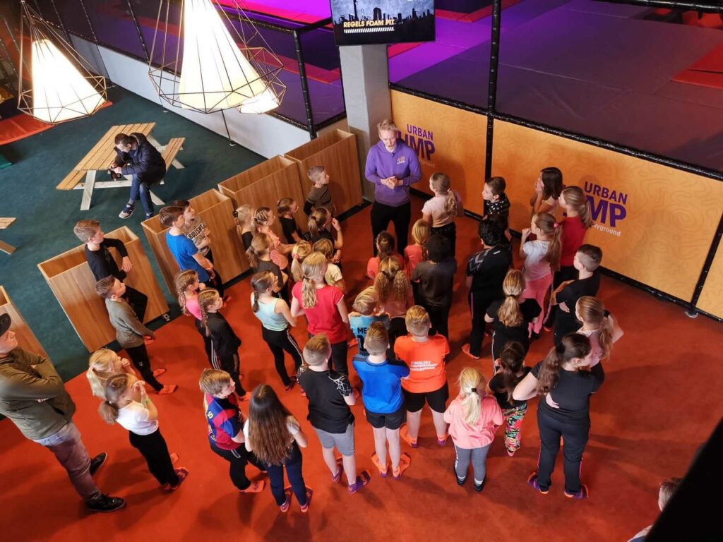 Groep kinderen die bij Urban GRND op een kinderfeestje zijn.