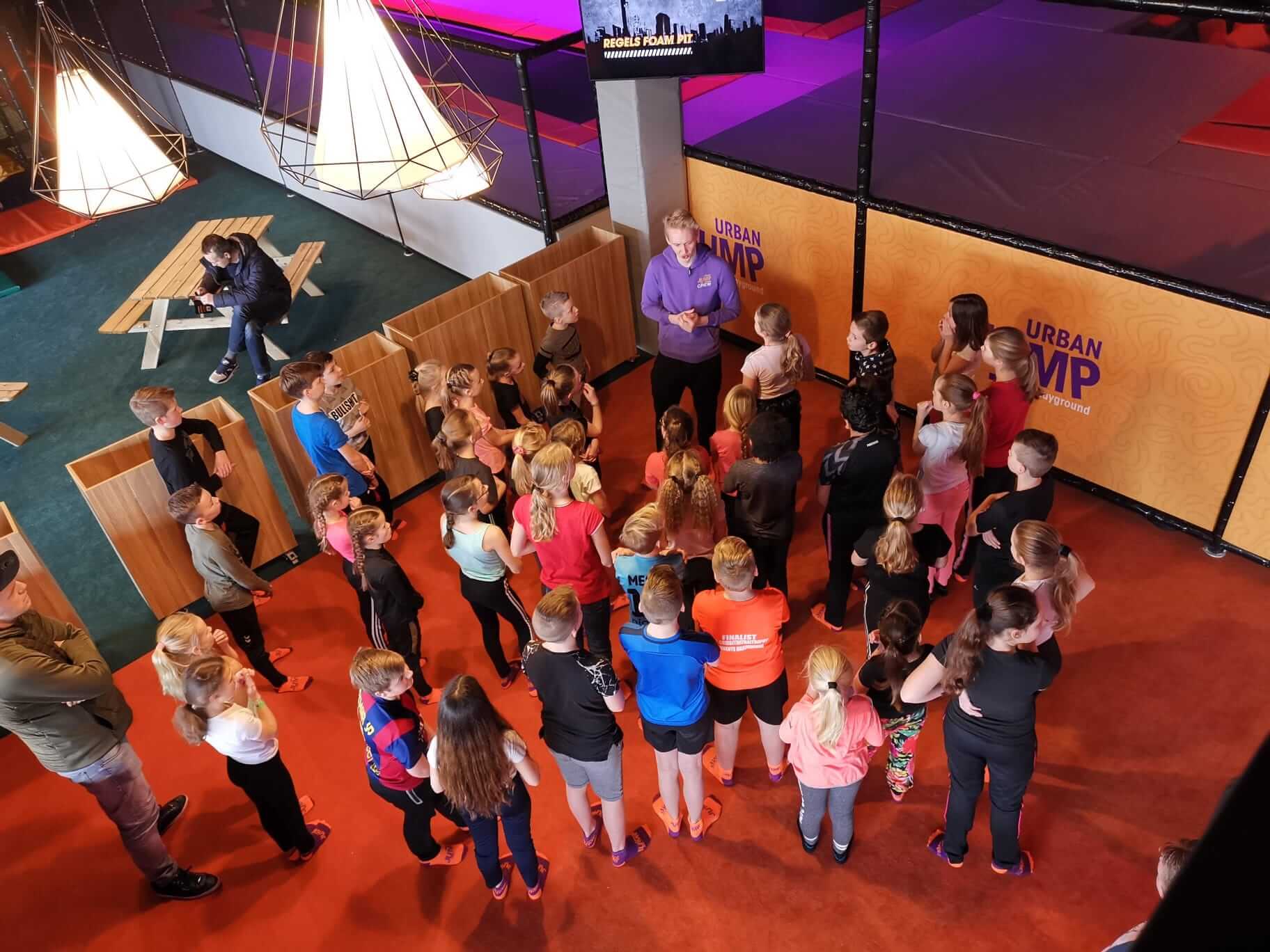 Groep kinderen die bij Urban GRND op een kinderfeestje zijn.