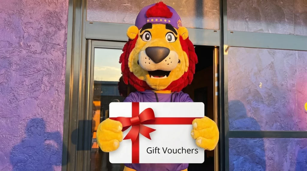 Urby houdt een cadeaubon vast